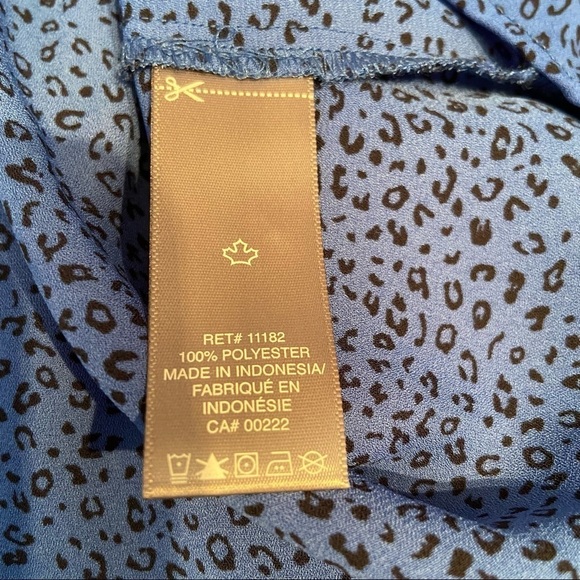 🛍️3/$30 Sears women’s blue animal print button up blouse in size x-small - Picture 8 of 9
